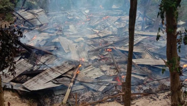 Tersambar Petir Rumah Warga Koltim Hangus Terbakar