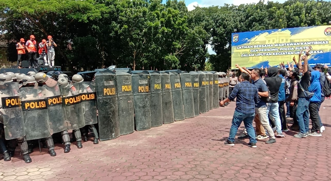 Libatkan Wartawan Polda Sultra Gelar Simulasi Liputan Demonstrasi