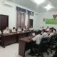 Ombudsman Sultra resmi menyerahkan hasil penilaian kepatuhan tahun 2021 pada Pemkab Mubar diruang rapat Bupati setempat. Rabu (20/4/2022). Dedi/Triaspolitika.id