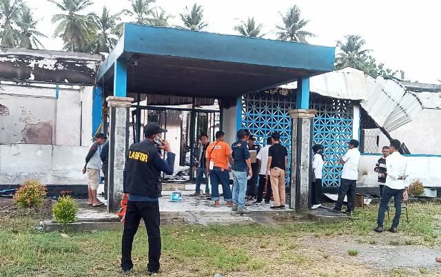 Tim Labfor Polda Sulsel Investigasi Penyebab Kebakaran Gedung Dinas ...